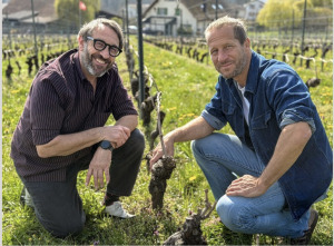 Robert Jenal und Blaise Hofmann knien zusammen auf einem Feld
