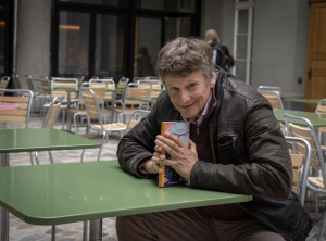Foto von Autor Christoph Simon mit seinem Buch »Die geschenkte Leiche«